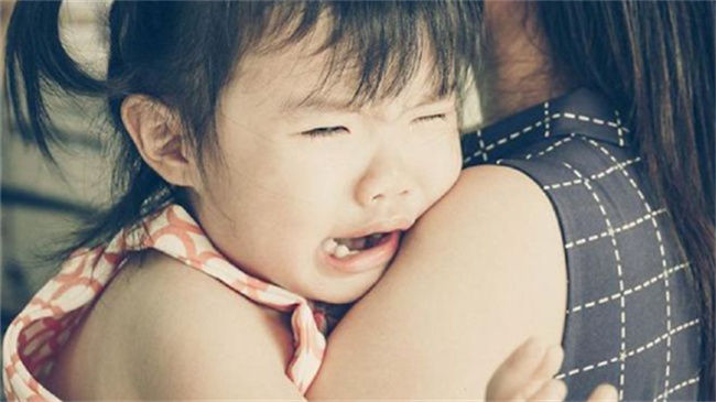 两岁宝宝撒泼打滚哭闹怎么办 