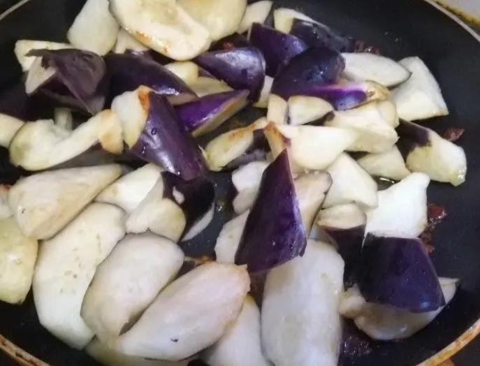 红烧茄子怎么做好吃 简单实用的红烧茄子的家常做法 