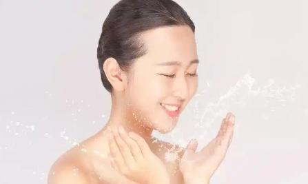 冬季皮肤干燥起皮屑痒怎么办 几招帮你轻松解决 