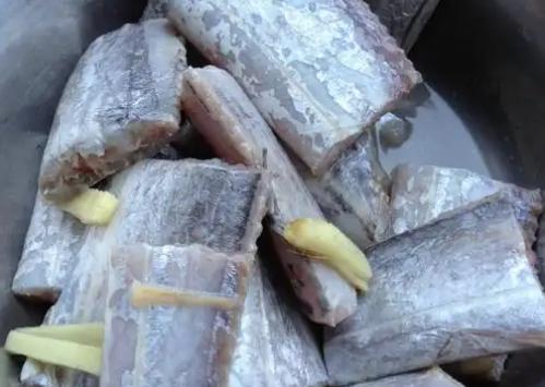 带鱼怎么做好吃又简单 经典家常菜红烧带鱼的做法 
