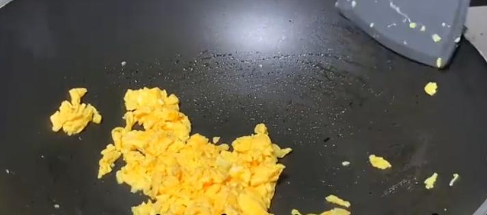 蛋炒饭怎么炒不粘锅粒粒分开 蛋炒饭不粘锅的技巧 