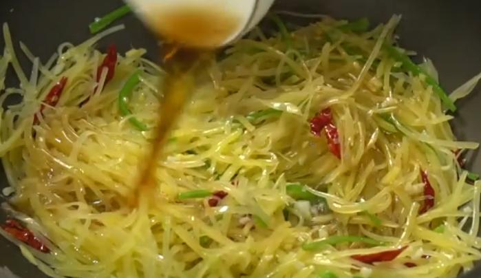 怎样炒土豆丝又脆又好吃 炒土豆丝的家常做法 