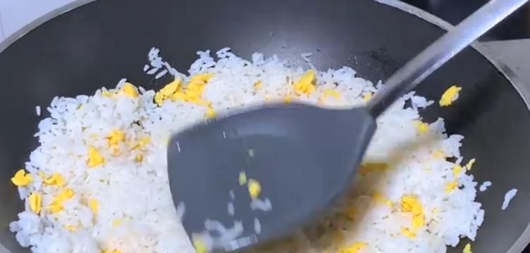 蛋炒饭怎么炒不粘锅粒粒分开 蛋炒饭不粘锅的技巧 