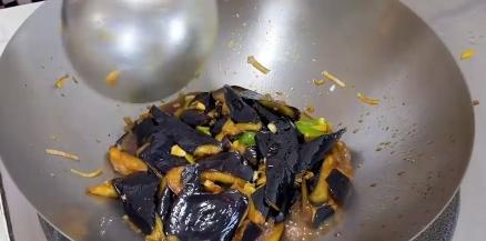 烧茄子最正宗的做法 最正宗的烧茄子的做法步骤 