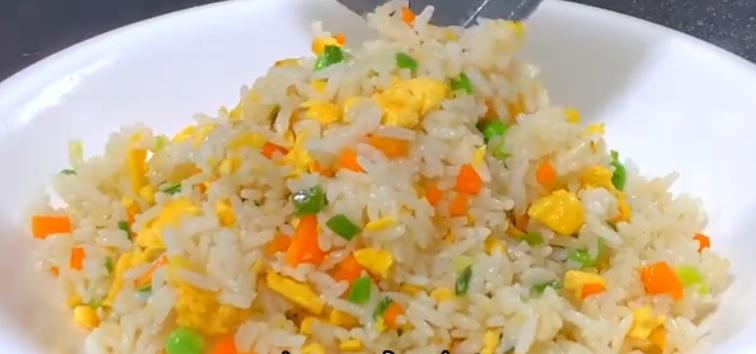 蛋炒饭怎么炒不粘锅粒粒分开 蛋炒饭不粘锅的技巧 