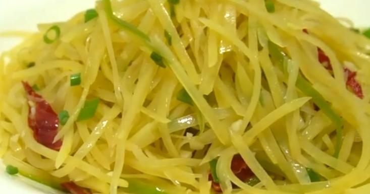 怎样炒土豆丝又脆又好吃 炒土豆丝的家常做法 