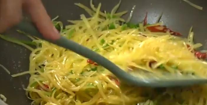 怎样炒土豆丝又脆又好吃 炒土豆丝的家常做法 