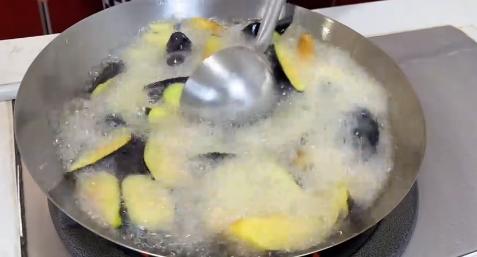 烧茄子最正宗的做法 最正宗的烧茄子的做法步骤 