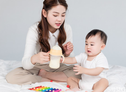 孩子发高烧能喝牛奶吗 发烧喝牛奶会加重吗