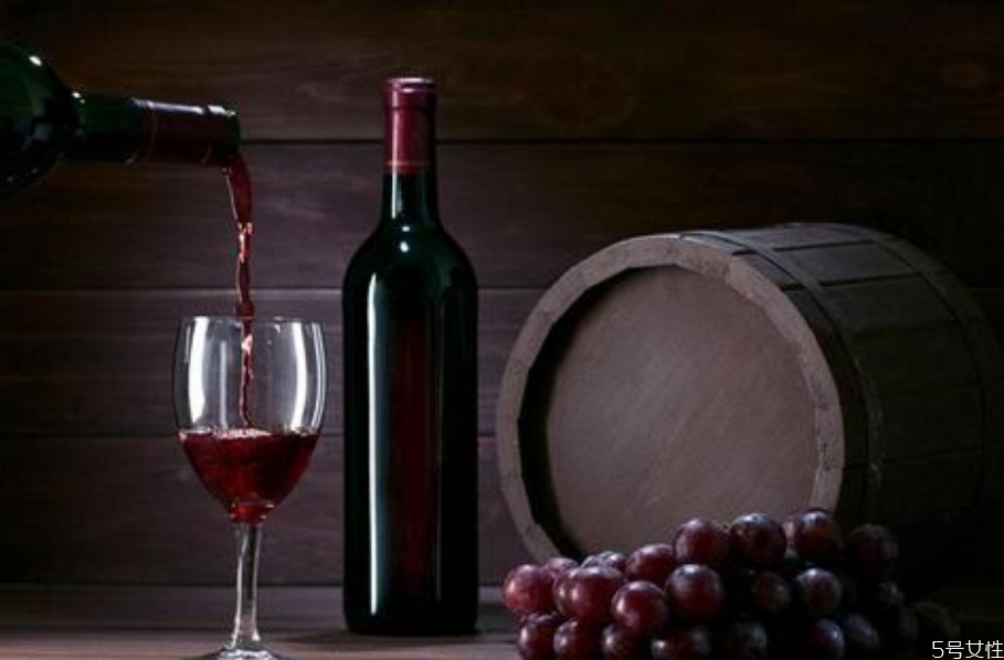 没有开瓶器怎么开红酒 红酒瓶塞断了一半怎么取出来