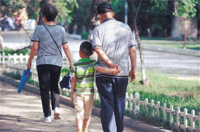 老人带孩子这几句话最好不要说 否则孩子长大后会不懂事 