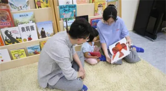都说要多陪伴孩子 现在陪的太多了 孩子总粘着我  怎么办 