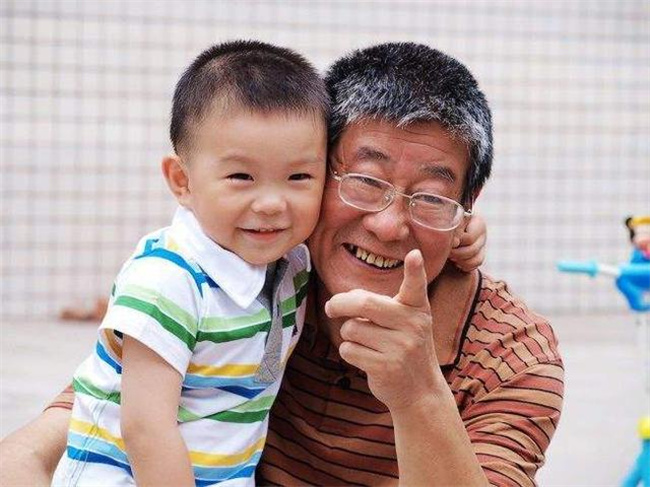 老人带孩子这几句话最好不要说 否则孩子长大后会不懂事 