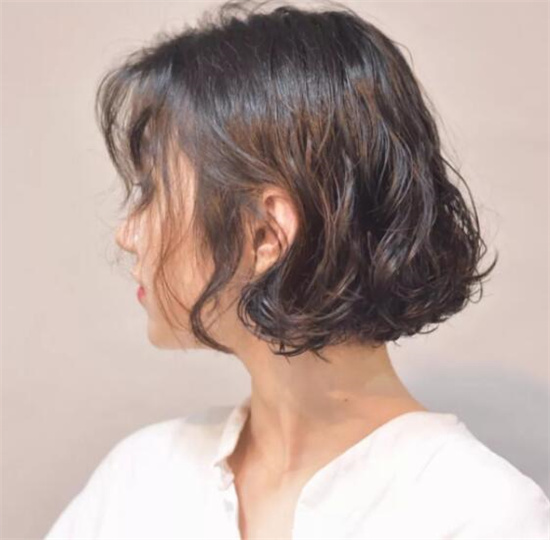 30岁女士短发烫发发型图片